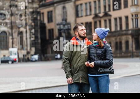 Couple amoureux regardant les uns les autres dans la rue Dresden Banque D'Images