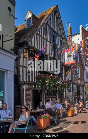 Hastings est une ville et un quartier dans East Sussex sur le sud de l'Angleterre, dans la rue George, il y a encore de grandes maisons à colombages importantes, transformées en caf? Ou restaurant Hastings C'est connu pour le 1066 Battlof Hastings, et Guillaume le Conqu?rant Banque D'Images