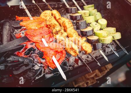 Cuisiner de la viande délicieuse avec des légumes au barbecue Banque D'Images