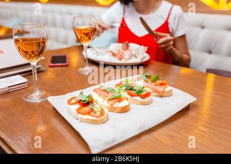 sandwichs à bord et femme se portant au restaurant à l'arrière-plan Banque D'Images