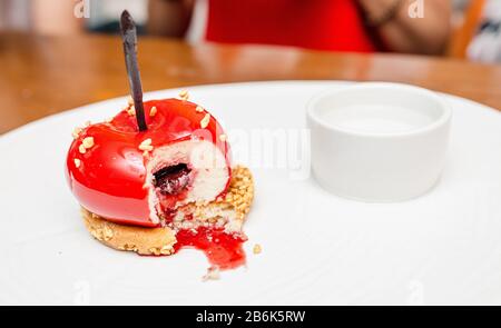 restes de délicieux gâteau de dessert dans le café ou le restaurant Banque D'Images