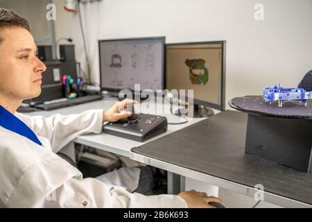 Machine techniquement professionnelle pour la numérisation et la mesure de moulures en plastique à l'aide d'un laser Banque D'Images