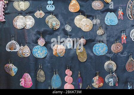 De nombreuses boucles d'oreilles colorées faites à la main à vendre sur le marché Banque D'Images