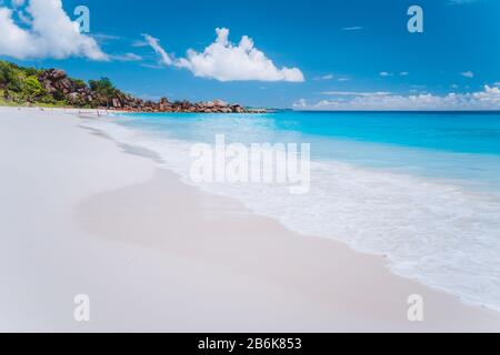 Grande Anse longue plage de sable à l'île de la Digue, Seychelles. Destination vacances voyage. Banque D'Images