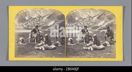 DRIE mannen met de honden van het Grand St Bernard Hospice Les chiens Hospice Grand St Bernard Suisse (objet titel op) Trois hommes avec les chiens à l'Hospice du Grand-Saint-Bernardles Chiens de l'Hospice du Grand St Bernard. Suisse. (Titre objet) Type de bien: Photo stéréo Numéro d'article: RP-F F08160 Inscriptions / marques: Numéro, recto, imprimé: '245'opschrift, recto, imprimé:' Vues de la Suisse, photographié par W. England. (Inscrit) Sous le Patronage spécial du Alpine Club.' Fabricant : Photographe: William England (propriété cotée) Fabrication De Lieux: Wallis Dating: CA. Banque D'Images