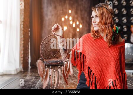 Portrait d'une belle fille avec le dreamcatcher traditionnel amérindien, le boho et le concept ésotérique Banque D'Images