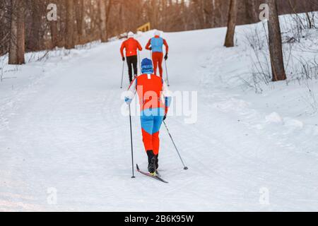 Deux skieurs de fond s'entrainement sur une piste de ski de fond dans la forêt Banque D'Images
