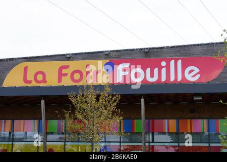 Bordeaux , Aquitaine / France - 11 13 2019 : la Mousse Fougille signe logo chaîne de magasins française vendant des articles décoratifs bon marché dans la boutique Fir'Fouille Banque D'Images