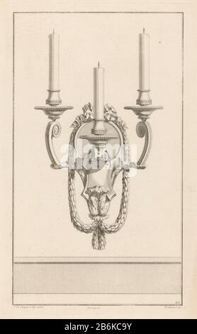Un tripodes ornementé girandole avec Garlands fabricant: Printmaker: BERTHAult (propriété listée) conçu par: Jean-Charles Delafosse (bâtiment listé) éditeur: Jacques-François Chéreau (propriété listée) Lieu de fabrication: Paris Date: 1771 Caractéristiques physiques: Gravure et engrangement matériel: Papier technique: Gravure / engranger (procédé d'impression) mesures: Bord: H 372 mm × L 225 mm Objet : lustre, candélabrum Banque D'Images
