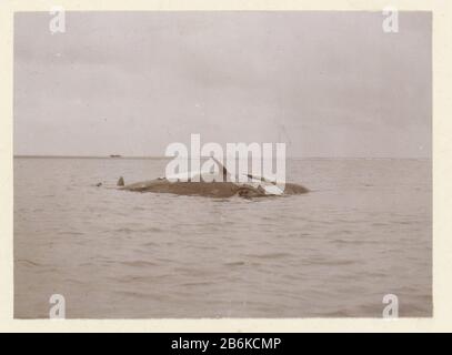 Carcasse flottante d'une baleine morte, vraisemblablement pour la côte française partie de photo d'un photographe amateur français avec des enregistrements d'une distillerie familiale Delizy & Doistau fils, l'armée et voir où: Conditions à Frankrijk. Fabricant : Photographe: Fabrication anonyme: France Date: CA. 1900 - ca. 1910 Caractéristiques physiques: Papier léger: Papier technique: Papier léger dimensions: Photo: H 80 mm × W 110 mm Objet: Mammifères nageurs: Où baleine france Banque D'Images
