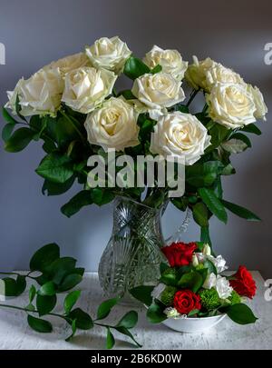 Magnifique bouquet de roses dans une verseuse en cristal. Toujours la vie. Vintage. Banque D'Images