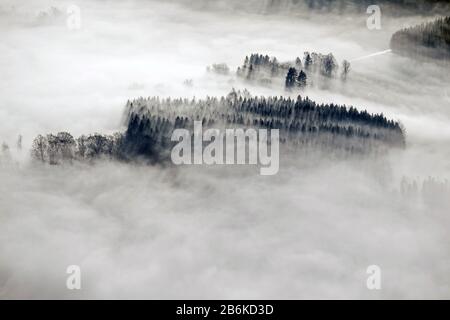 Nuages et vallées de brume et zones boisées près de Meschede, vue aérienne, 11.12.2013, Allemagne, Rhénanie-du-Nord-Westphalie, Sauerland, Meschede Banque D'Images