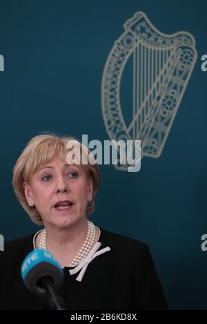 Ministre des Affaires Heather Humphreys lors d'une conférence de presse dans les bâtiments gouvernementaux de Dublin, parlant de l'effort national partagé requis du gouvernement, des syndicats et des employeurs pour répondre à la crise de santé publique mondiale et nationale découlant du coronavirus. Banque D'Images