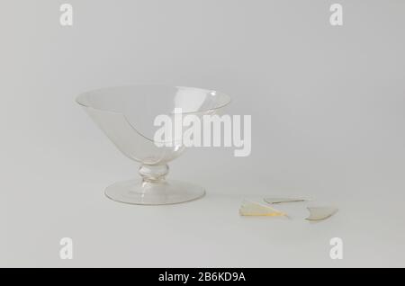 Echelle à boire sur le pied avec un bol en forme d'entonnoir Platte voet. De stam gevormm porte een holle nodus. Wijde, trechtervormige kelk. Fabricant : glasblazer: AnoniemPlaats fabrication: Nederlanden Dating: CA. 1600 - env. 1700 kenmerken physique: Helder, kleurloos glass matériau: Glas Techniek: Fçon de Venise / glasblazen Dimensions: H 7,3 cm. × d 11,3 cm. Banque D'Images