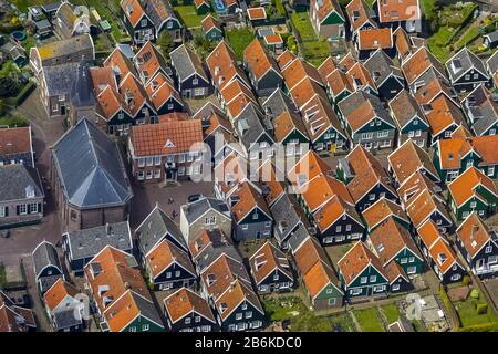 Maisons de Marken sur l'île dans le lac Marker, vue aérienne, 09.05.2013, Pays-Bas, Pays-Bas du Nord, Marche Banque D'Images