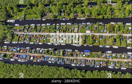 Maisons de bateaux et quais avec règlement de bungalows près de Loosdrecht en Hollande, vue aérienne, 09.05.2013, Pays-Bas, Pays-Bas du Nord, Loosdrecht Banque D'Images