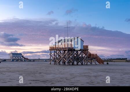 Maisons sur pilotis sur la plage, Sankt Peter-Ording, Mer du Nord, Schleswig-Holstein, Allemagne, Europe Banque D'Images