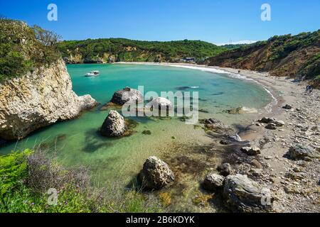 Vue sur la plage de Kiligli à Agva. Agva est un lieu peuplé et une destination de villégiature dans le quartier Sile de la province d'Istanbul, en Turquie. Banque D'Images