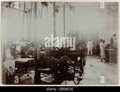 Impression du Visage de la coureuse de Deli dans l'impression de la courante de Deli à Medan, des travailleurs javanais sur les machines et un Overseer européen. Partie d'un groupe séparé de neuf images de 1908 dans l'ensemble du groupe de 49 photographies distinctes en noir et blanc de différentes tailles sur l'édition et l'impression du journal Deli Courant à Medan dans la période 1885-1947. Fabricant : Photographe: Anonyme (objet coté) Lieu de fabrication: Medan Date: Août 1908 - octobre 1908 matériau: Technique du papier: Daglichtcollodiumzilverdruk / lumière du jour gélatine argent dimensions: Photo: H 210 mm × W 296 mm Banque D'Images