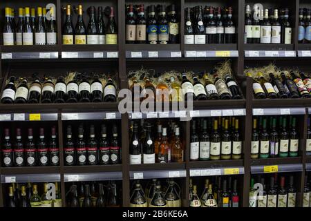 Moscou, Russie - 6 janvier 2020: Département des boissons alcoolisées dans un supermarché, étagères avec bouteilles en verre de vin rouge et blanc de raisin de diff Banque D'Images