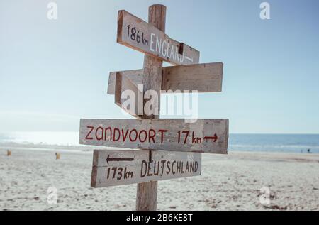 Panneau d'information en bois à distance de l'Angleterre, de l'Allemagne et de Zandvoort sur la plage au bord de la mer du Nord à Noordwijk, aux pays-Bas Banque D'Images