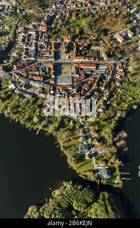 Centre ville de Fuerstenberg au bord de la rivière Havel avec les lacs Baalensee et Schwedtsee, place du marché, hôtel de ville et église Stadtkirche, vue aérienne, Allemagne, Brandebourg, Fuerstenberg/Havel Banque D'Images