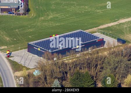 Casino Merkur salle de jeu avec panneaux solaires ou modules photovoltaïques sur le toit, dans la rue Haemmerstrasse à Menden, vue aérienne, Allemagne, Rhénanie-du-Nord-Westphalie, Sauerland, Menden Banque D'Images