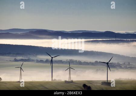 Éoliennes avec une couche de brouillard près D'Ense, 11.12.2013, vue aérienne, Allemagne, Rhénanie-du-Nord-Westphalie, Sauerland, Ense Banque D'Images