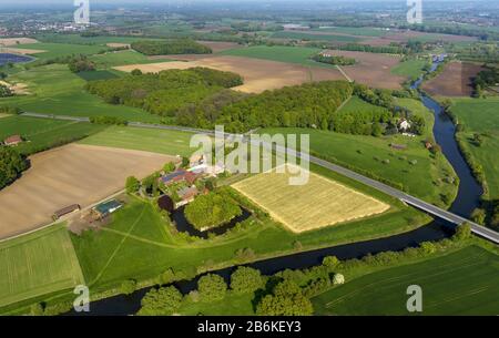 Ferme-maison au fleuve Lippe près d'Olfen, Hotel-Restaurant Zur Rauschenburg en arrière-plan, vue aérienne, Allemagne, Rhénanie-du-Nord-Westphalie, Muensterland, Olfen Banque D'Images