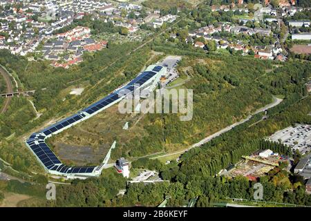 , panneaux solaires sur le toit du toboggan d'été courir sur le tas à Bottrop, 11.10.2012, vue aérienne, Allemagne, Rhénanie-du-Nord-Westphalie, Ruhr Area, Bottrop Banque D'Images