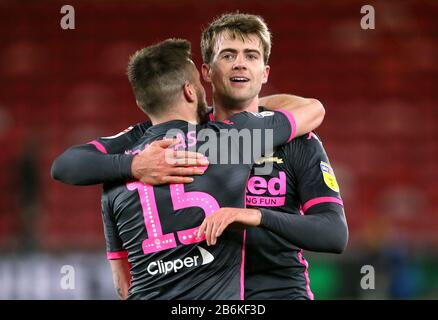 Stuart Dallas (à gauche) et Patrick Bamford de Leeds United ont pris leur décision après le coup de sifflet final Banque D'Images