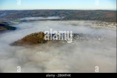 Nuages et brume dans le district d'Eversberg, vue aérienne, 11.12.2013, Allemagne, Rhénanie-du-Nord-Westphalie, Sauerland, Meschede Banque D'Images