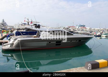 Russie, Sotchi, octobre 2019: Station marine, complexe du Port dans le quartier central. Banque D'Images