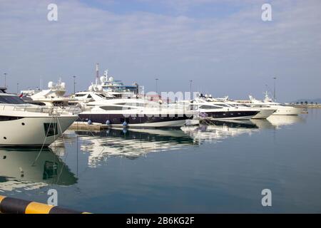 Russie, Sotchi, octobre 2019: Station marine, complexe du Port dans le quartier central. Banque D'Images