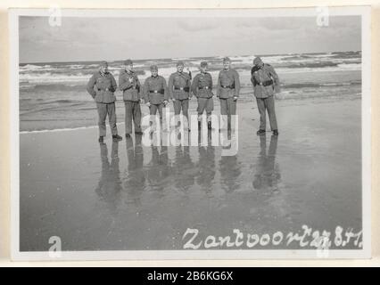 Soldats allemands à Zandvoort, 1941 Amateurfoto van Duitse soldaten UIT 1941 à Zandvoort. Zeven mannen staan en uniforme aan de rand van zee. Fabricant : fotograaf: AnoniemPlaats fabrication: Zandvoort Dating: 27-aug-1941 matériel: Fotopapier Techniek: Fotografie Dimensions: H 6 cm. × b 9 cm. Objet: Bezetting  oorlogthe Company, the unit, the troupe  militaire serviceTweede WereldoorlogBezetting van NederlandWanneer: 1941 - 1941 Banque D'Images