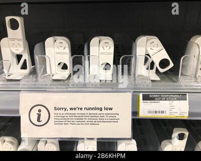 Une vue des étagères vides comme désinfectant pour les mains et savon pour les mains sont complètement vendus dans un supermarché Asda à Bearsden, East Dunbartonshire. Les acheteurs britanniques entreprennent du papier hygiénique, des pâtes, de l'aseptisant pour les mains et des aliments en conserve alors que les craintes grandissent sur la propagation du coronavirus. Banque D'Images