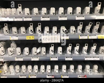 Une vue des étagères vides comme désinfectant pour les mains et savon pour les mains sont complètement vendus dans un supermarché Asda à Bearsden, East Dunbartonshire. Les acheteurs britanniques entreprennent du papier hygiénique, des pâtes, de l'aseptisant pour les mains et des aliments en conserve alors que les craintes grandissent sur la propagation du coronavirus. Banque D'Images