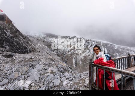 Visite touristique chinoise du glacier à Jade Dragon Snow Mnt, Yulong Xueshan, Lijiang, Yunnan Province, Chine, où il est vu tout au long de l'année. Banque D'Images