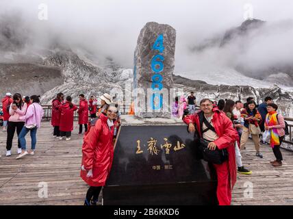 Marqueur d'altitude à la montagne de neige du Dragon de Jade, Yulong Xueshan, Lijiang, province du Yunnan, Chine, où les glaciers peuvent être vus toute l'année. Banque D'Images