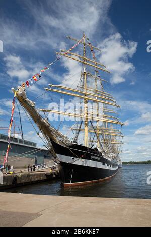 Kotka, Finlande - 15.7.2017: Le Grand Navire Barque Kruzenshtern Amarré Dans Le Port De Kotka Pendant Regatta. Banque D'Images