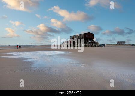 Café et restaurant Silbermoewe, maisons sur pilotis sur la plage, Sankt Peter-Ording, Mer du Nord, Schleswig-Holstein, Allemagne, Europe Banque D'Images