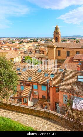 Vue sur une vieille ville italienne, Santarcangelo di Romagna, Emilie-Romagne, Italie Banque D'Images