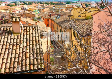 Toits carrelés de la petite ville italienne Santarcangelo di Romagna, Emilie-Romagne, Italie Banque D'Images