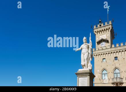 La Statue de la liberté et l'hôtel de ville de Saint-Marin avec un grand espace pour votre propre texte sur le ciel bleu clair Banque D'Images