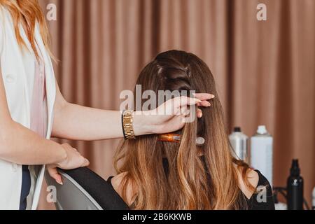 Le coiffeur professionnel commence à brader les cheveux des clients Banque D'Images