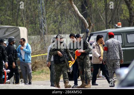 Islamabad. 11 mars 2020. Le personnel de sécurité a sécurisé la zone où un avion de chasse de la Force aérienne du Pakistan (FPA) F-16 s'est écrasé lors d'une répétition devant le défilé militaire de la Journée du Pakistan à Islamabad, capitale du Pakistan, le 11 mars 2020. Un avion de chasse F-16 de la Force aérienne pakistanaise (PAF) s'est écrasé mercredi dans la capitale Islamabad lors d'une répétition de la parade de la Journée du Pakistan, tuant le pilote à bord, a dit à Xinhua le porte-parole de la FPA Syed Ahmer Raza. Crédit: Str/Xinhua/Alay Live News Banque D'Images