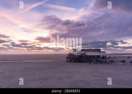 Maisons sur pilotis sur la plage, Sankt Peter-Ording, Mer du Nord, Schleswig-Holstein, Allemagne, Europe Banque D'Images