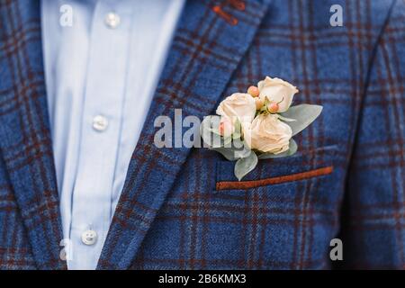 Groom avec une boutonnière de mariage dans un costume à damier Banque D'Images