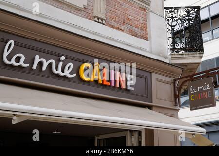 Bordeaux , Aquitaine / France - 02 01 2020 : la mie caline logo boulanger boutique boulangerie la mie gâline chaîne française Banque D'Images