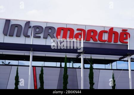 Bordeaux , Aquitaine / France - 10 23 2019 : marque du logo Facade magasin Intermarché Banque D'Images